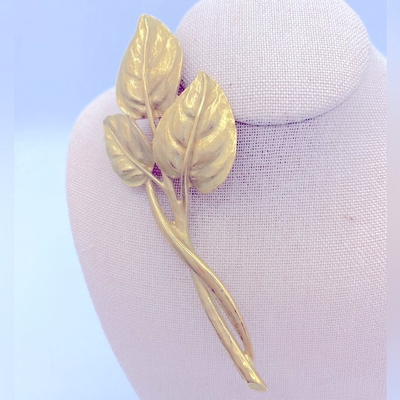 Vintage Gold Toned Triple Leaf Design Signed Trifari TM Brooch /Pin. 4” Long - Picture 1 of 5